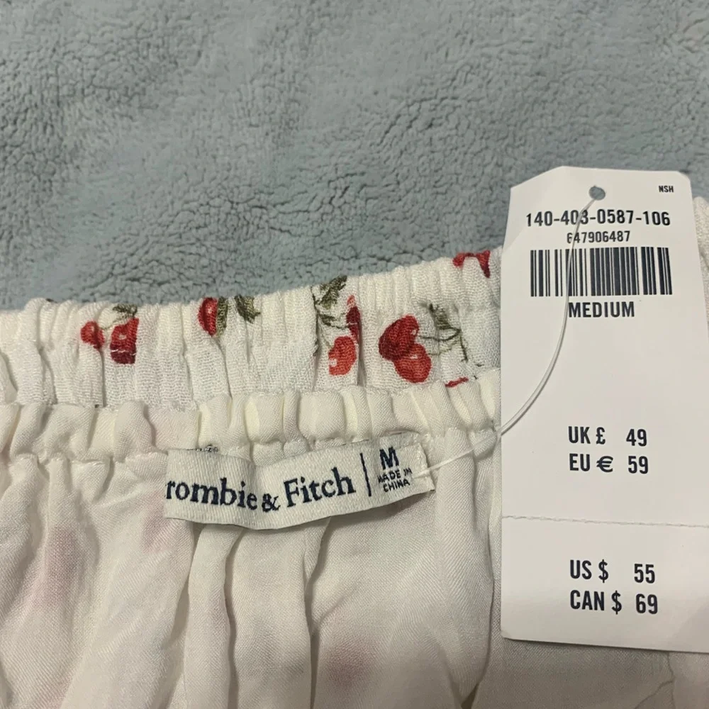 Abercrombie & Fitch White Crop Top with Red Floral Print - Picture 5 of 6